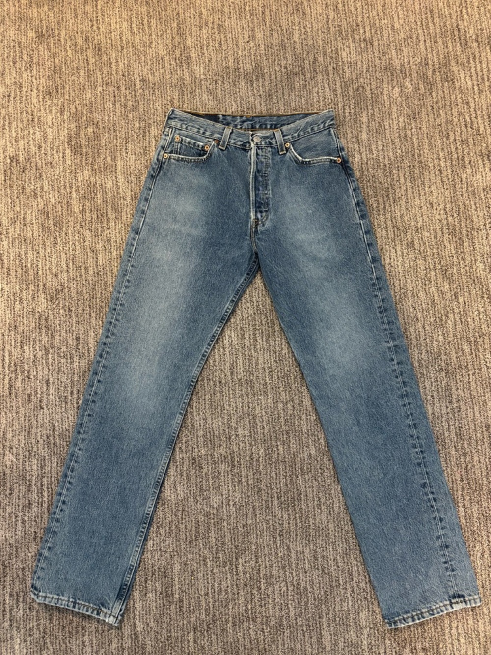 The perfect vintage Levi’s 😍 Women’s size 27. Made Sept 2000.